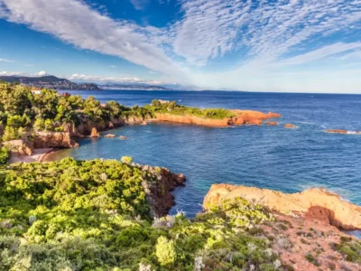 Paysage du Massif de l’Estérel avec ses célèbres roches rouges plongeant dans la Méditerranée