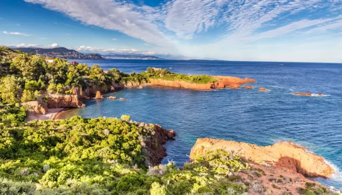 Paysage du Massif de l’Estérel avec ses célèbres roches rouges plongeant dans la Méditerranée