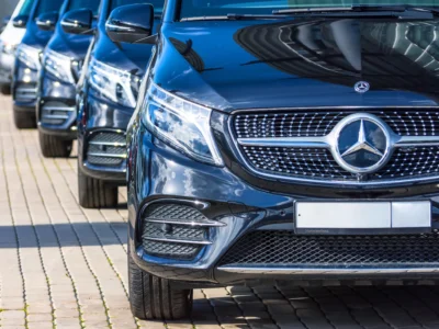 Mercedes Classe V Luxe avec chauffeur privé, intérieur spacieux et raffiné pour déplacements haut de gamme