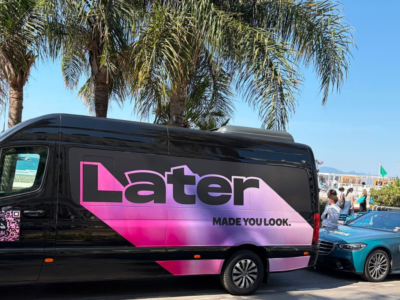 Van Mercedes Sprinter VIP noir personnalisé au logo rose LATER sous les palmiers aux Cannes Lions, avec les services d'EDEN CAB, entreprise de chauffeur privé.