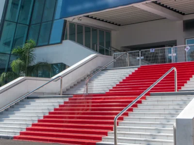 Façade du Palais des Festivals de Cannes avec ses 24 marches recouvertes du tapis rouge emblématique.