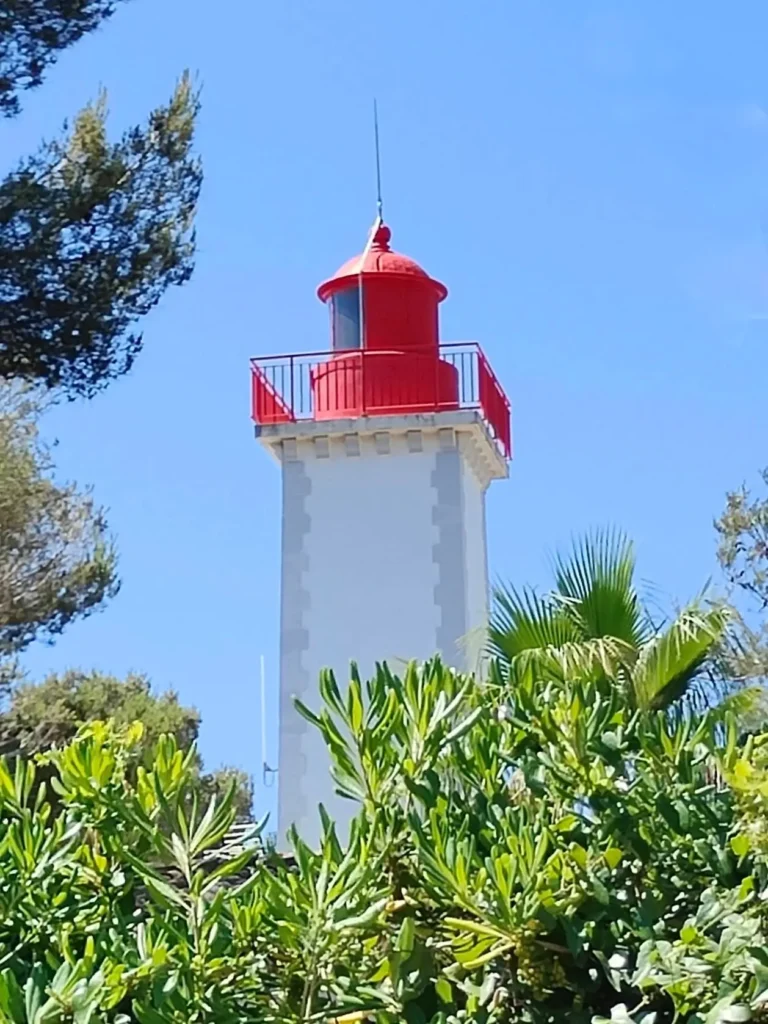 The Baumette lighthouse in Agay Saint-Raphaël, a sentinel at the entrance to the harbor facing the Mediterranean Sea. @jeanpaul 2025