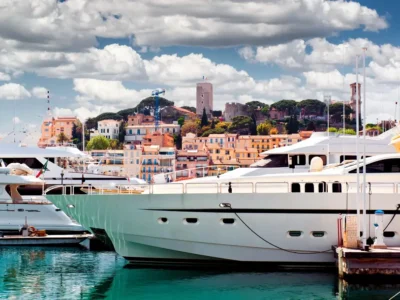 Port de Cannes avec vue sur le quartier historique du Suquet pendant le Cannes Yachting Festival