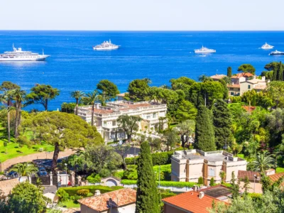 Vue aérienne de Saint-Jean-Cap-Ferrat et de son littoral méditerranéen