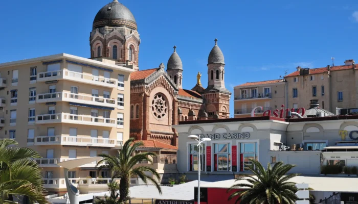 Vue du centre-ville de Saint-Raphaël avec ses façades colorées.