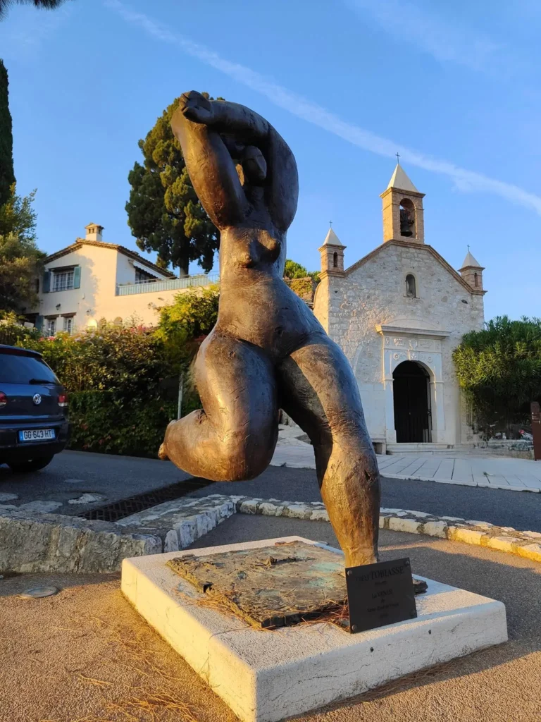 "Myriam", l'œuvre emblématique de Thomas Tobiass, capture la légèreté et la suspension du mouvement. Une figure féminine forte et aérienne qui semble s'envoler des remparts de Saint-Paul-de-Vence. @jeanpaul