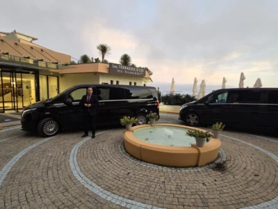 Vue de van Mercedes-Benz Classe V XL noir brillant d'EDEN CAB.