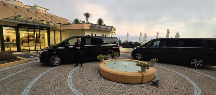 Vue de van Mercedes-Benz Classe V XL noir brillant d'EDEN CAB.