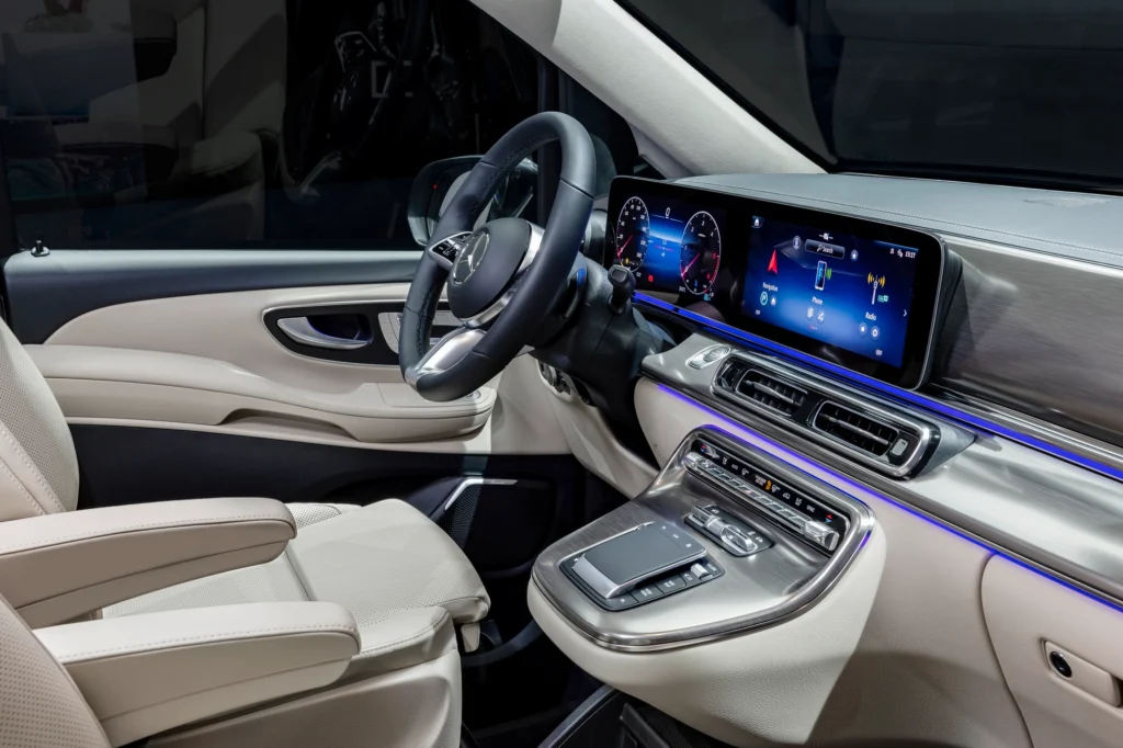 Avant de la mercedes class V agrémentée d'un éclairage ambiance