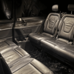 interieur noir de la van V class. Six sièges arrières disposés face à face.