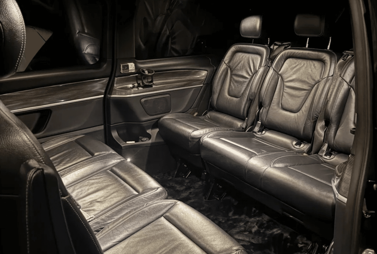 interieur noir de la van V class. Six sièges arrières disposés face à face.