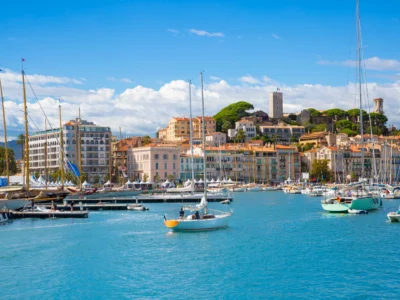 Vue du Vieux Port de Cannes avec ses yachts et ses bateaux de pêche