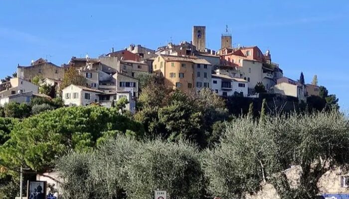 Vue panoramique des remparts et des toits du village médiéval de Biot, Alpes-Maritimes, sous un ciel bleu. (@jeanpaul 2025)