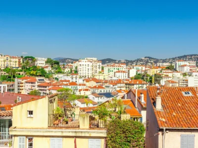 Vue panoramique sur Le Suquet à Cannes avec ses ruelles provençales et la baie en arrière-plan.