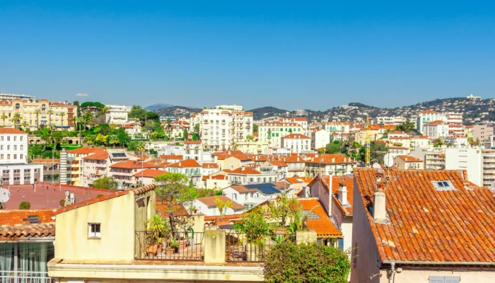 Vue panoramique sur Le Suquet à Cannes avec ses ruelles provençales et la baie en arrière-plan.