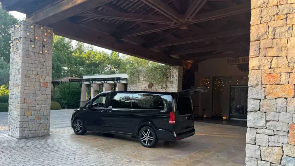 Van Mercedes V class d'EDEN CAB devant un hotel luxueux en Provence, Terre Blanche Hotel, Golf & SPA