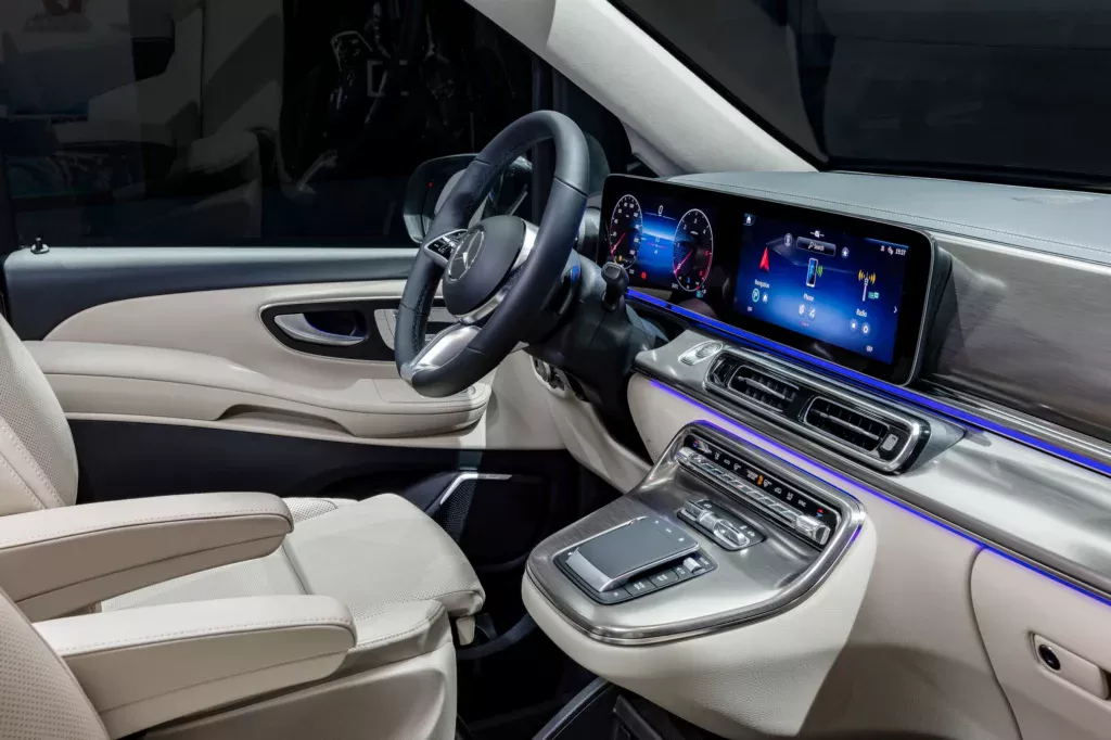 Avant de la mercedes class V agrémentée d'un éclairage ambiance